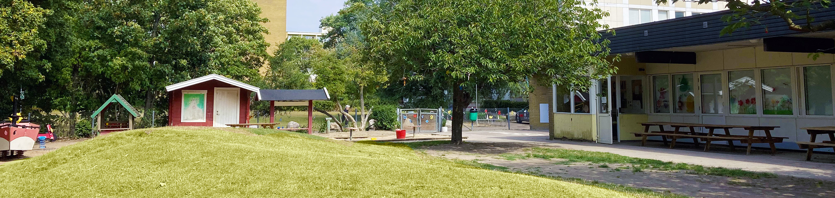 Almgårdens förskola har en gård som inbjuder till lek och ligger nära både en park och ett grönområde.