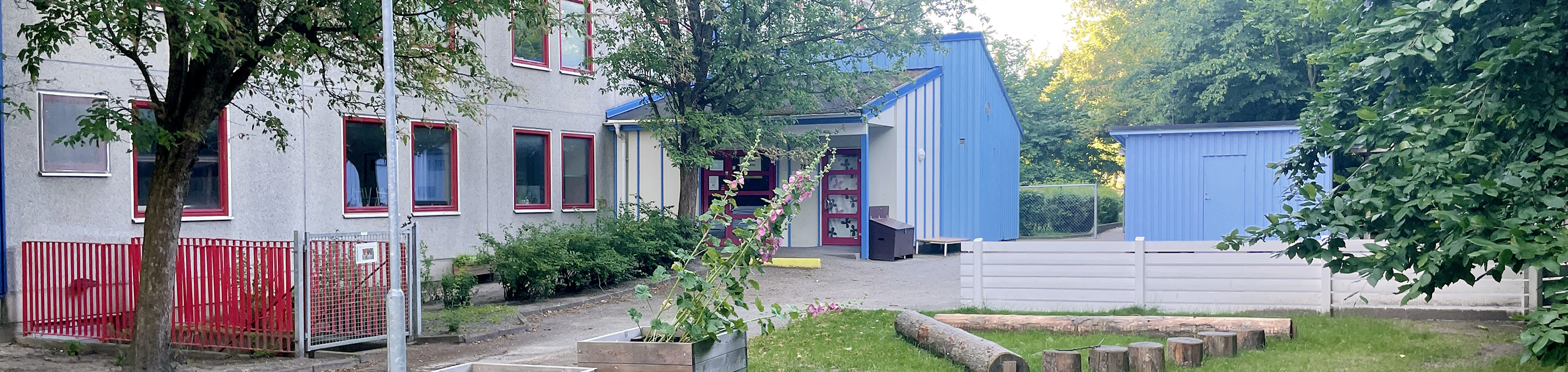 Fröhusets förskola Förskolan ligger på bottenplan i ett bostadshus och har två avdelningar. 