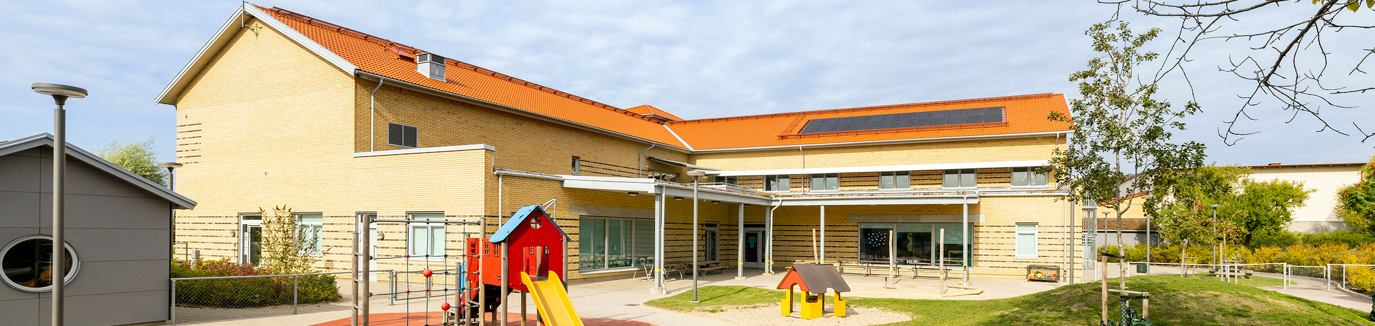 Pärlugglans förskola är byggd i två plan och har fyra avdelningar. 