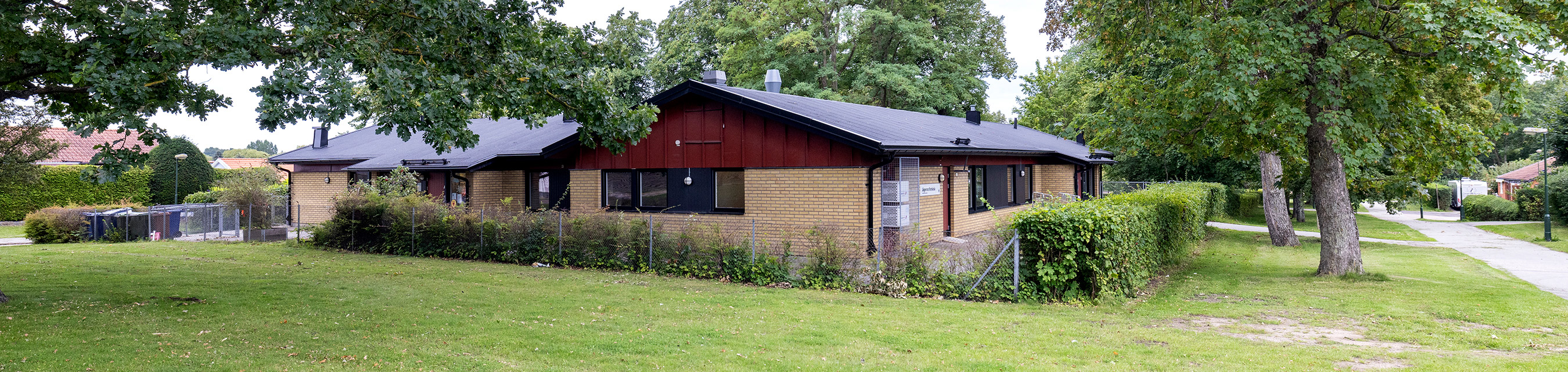 Jägersro förskola är byggd i ett plan och har två avdelningar. 