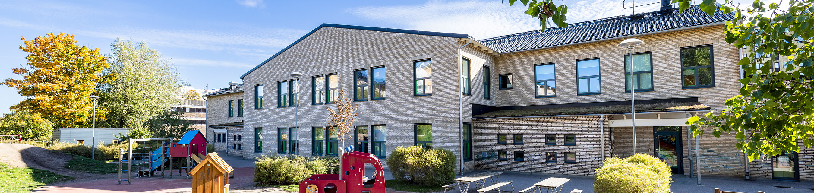 Hålsjöns förskola är byggd i två plan och har nio avdelningar. 