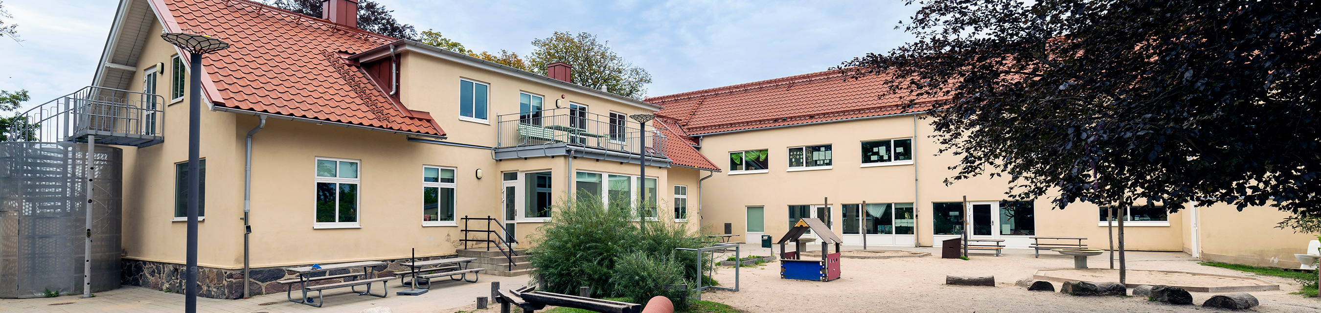 Stångbönans förskola är byggd i två plan och har fyra avdelningar. 