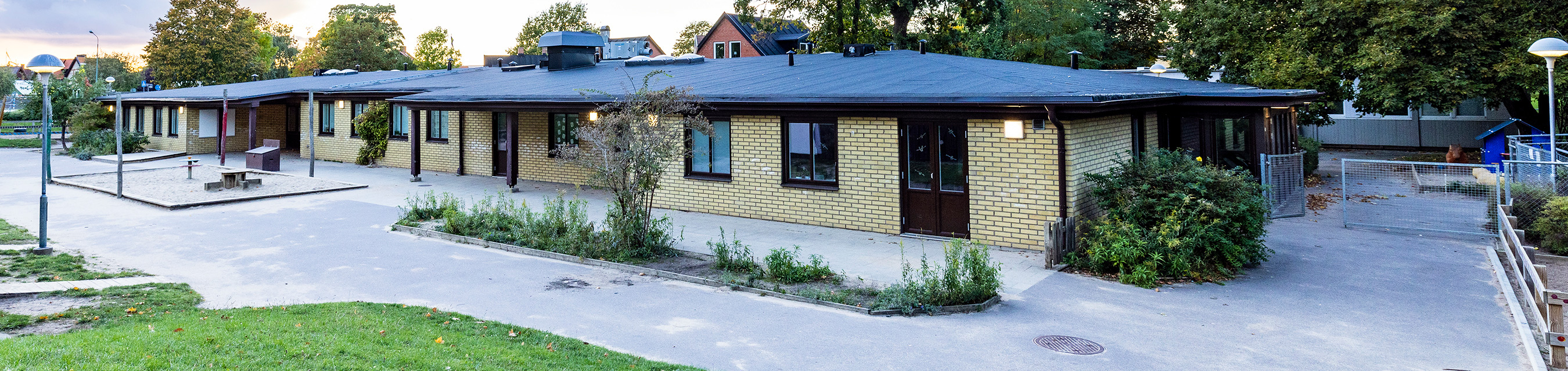 Per Albins hems förskola är byggd i ett plan och har fem avdelningar.