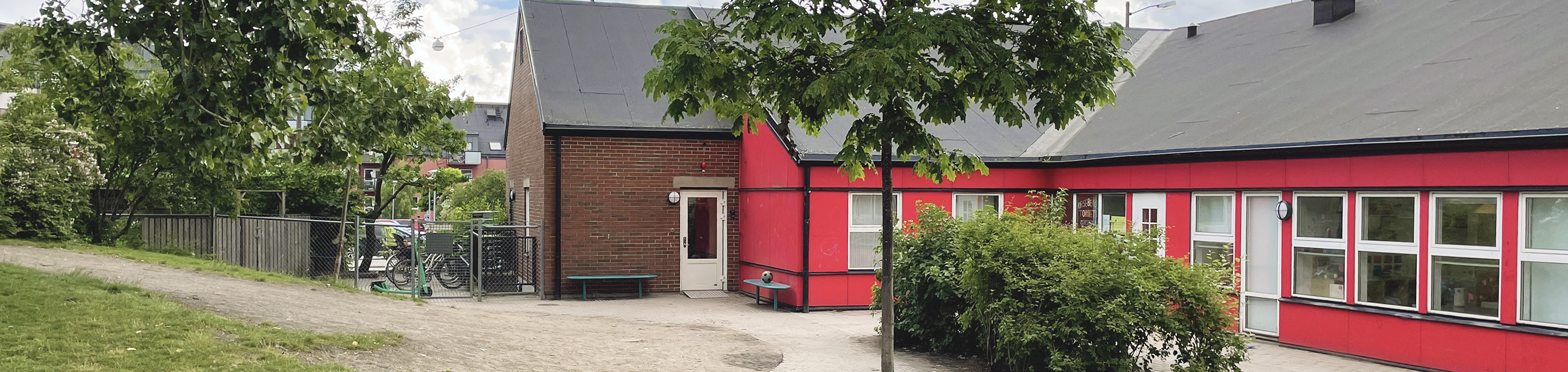 Kirsebergs förskola är byggd i ett plan och har två avdelningar.