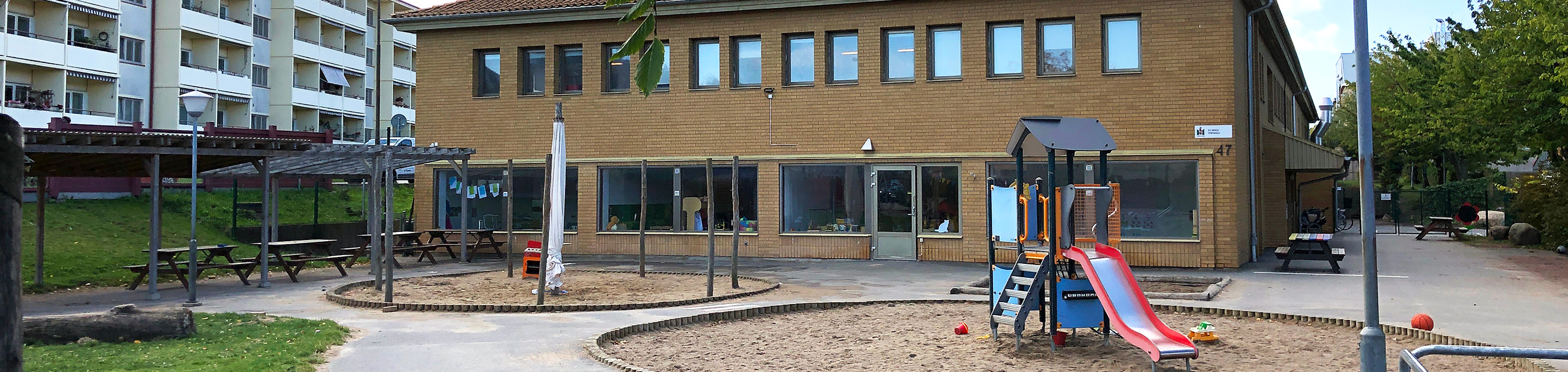 R F Bergs förskola är byggd i två plan och har fem avdelningar.